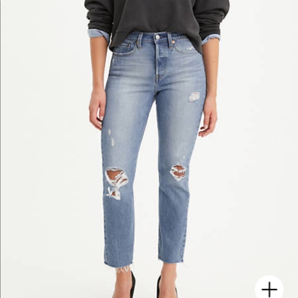 Medium/light wash Levi’s jeans